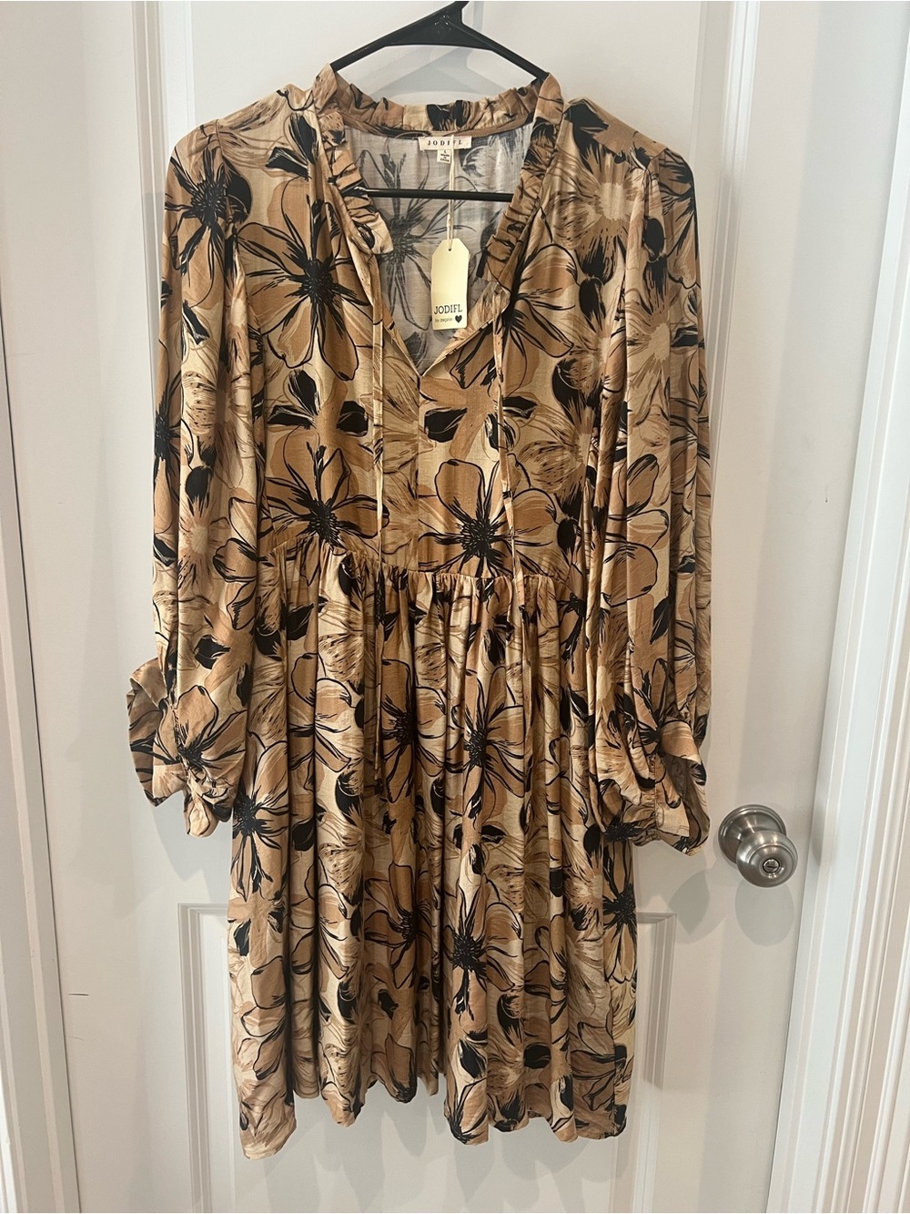 JODIFL Beige and Black Floral Long-Sleeve Dress